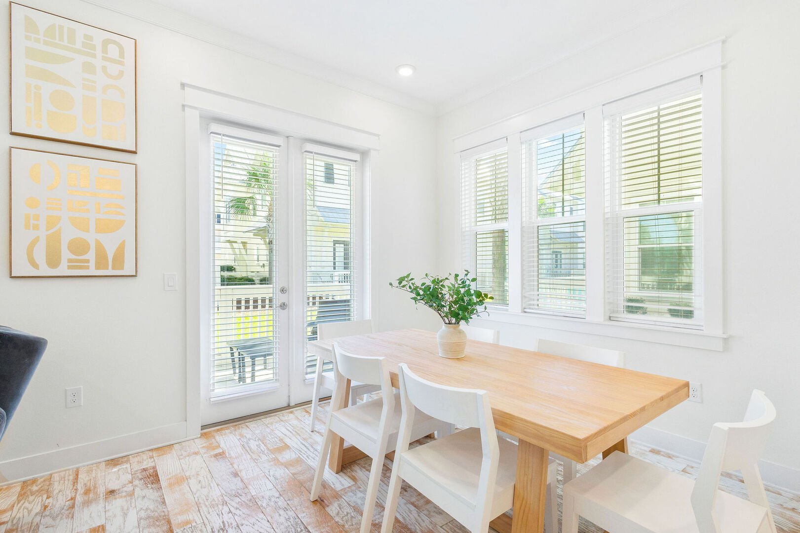 Dining room table has seating for 6!