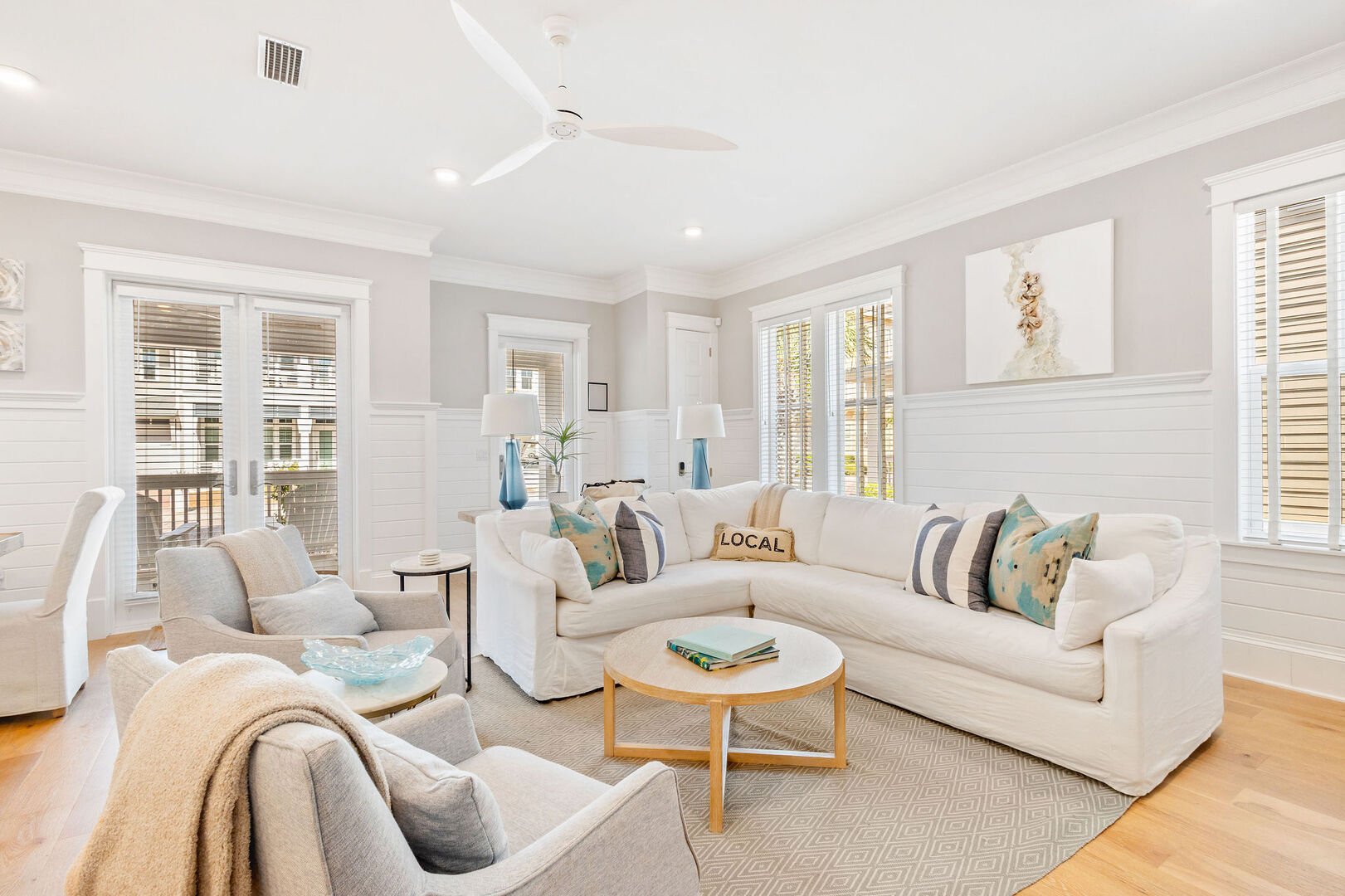 Living room features plenty of seating for all!