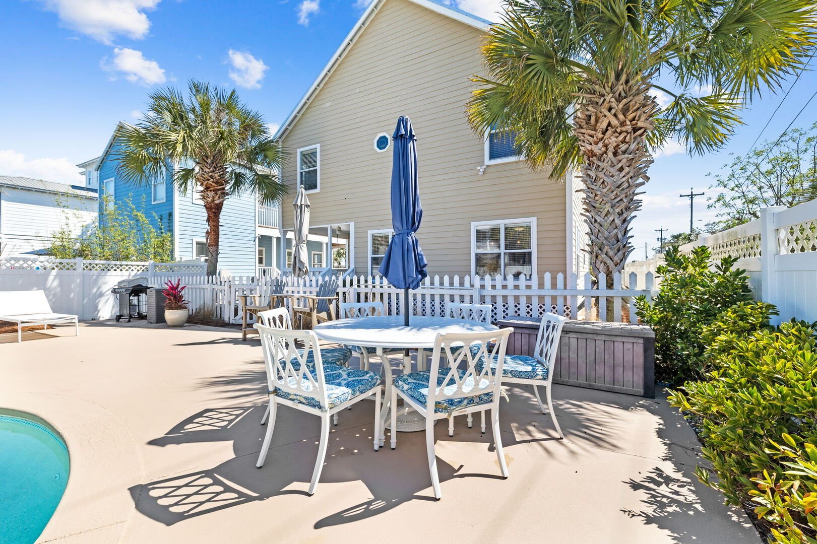 Outdoor dining area featuresmseating for 6.