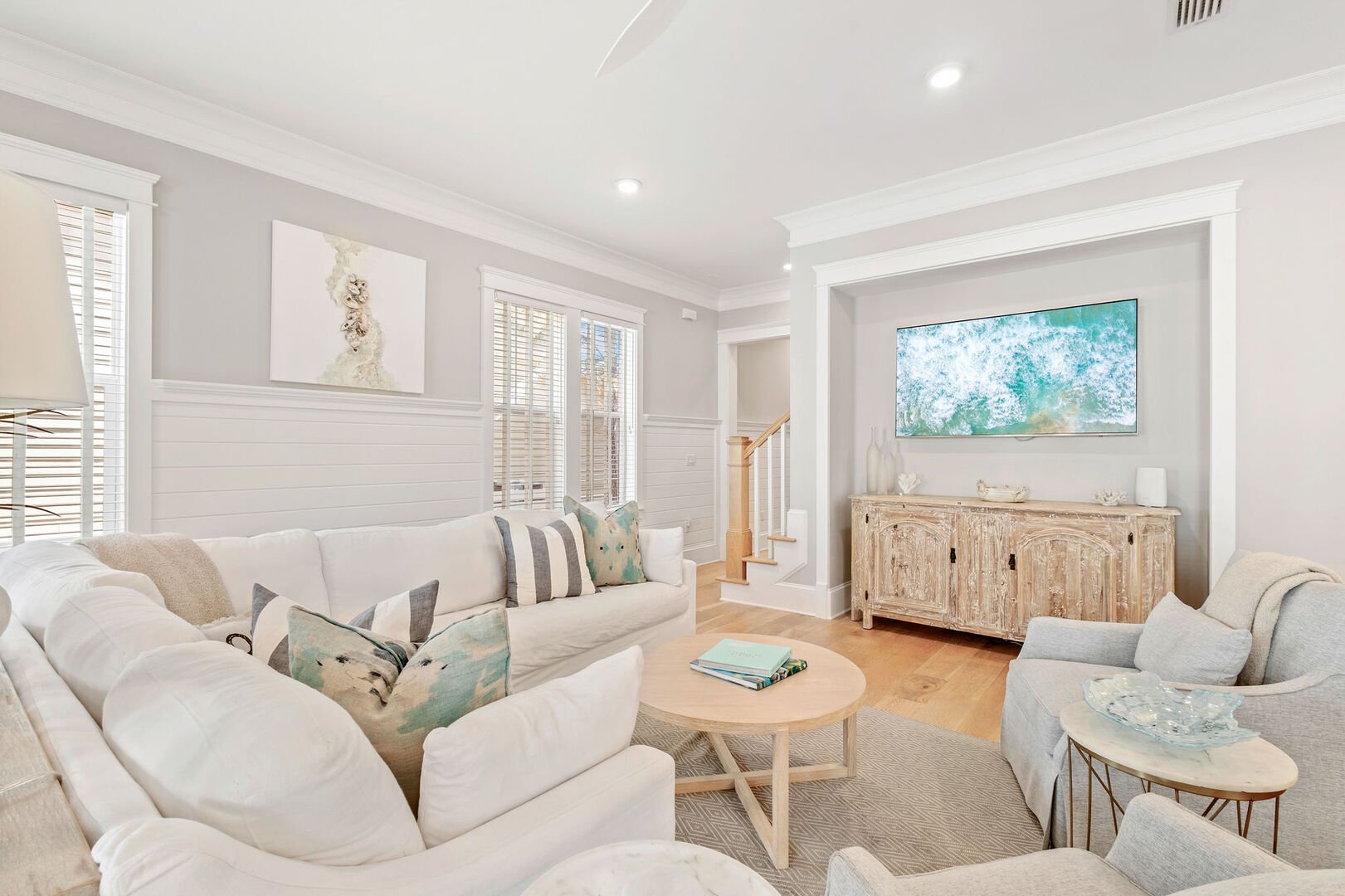 Living room features plenty of seating for all!