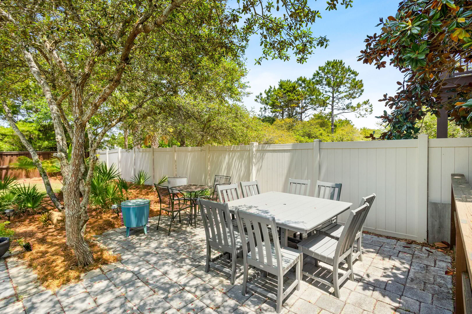Enjoy outdoor dining for 8.