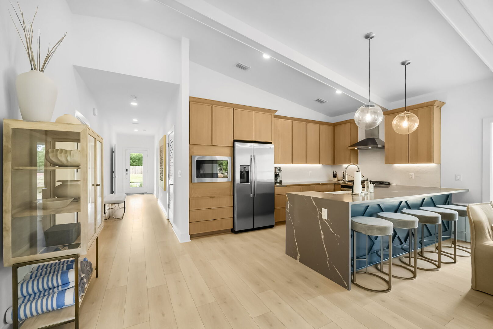 Large kitchen island with 5 barstools.