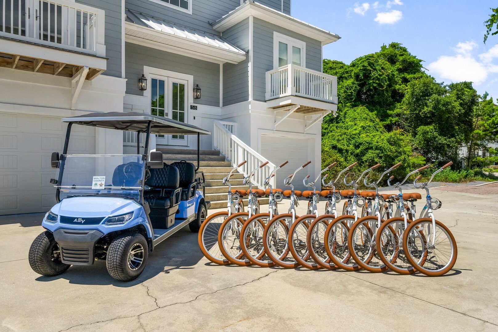 Paradiso Del Mare includes 10 adult bikes and a 6 seater golf cart.