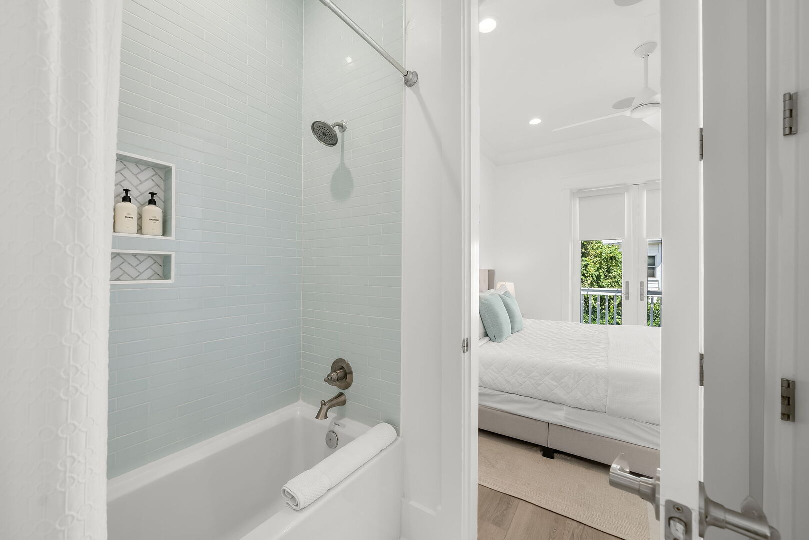 Bathroom features shower/tub combo.