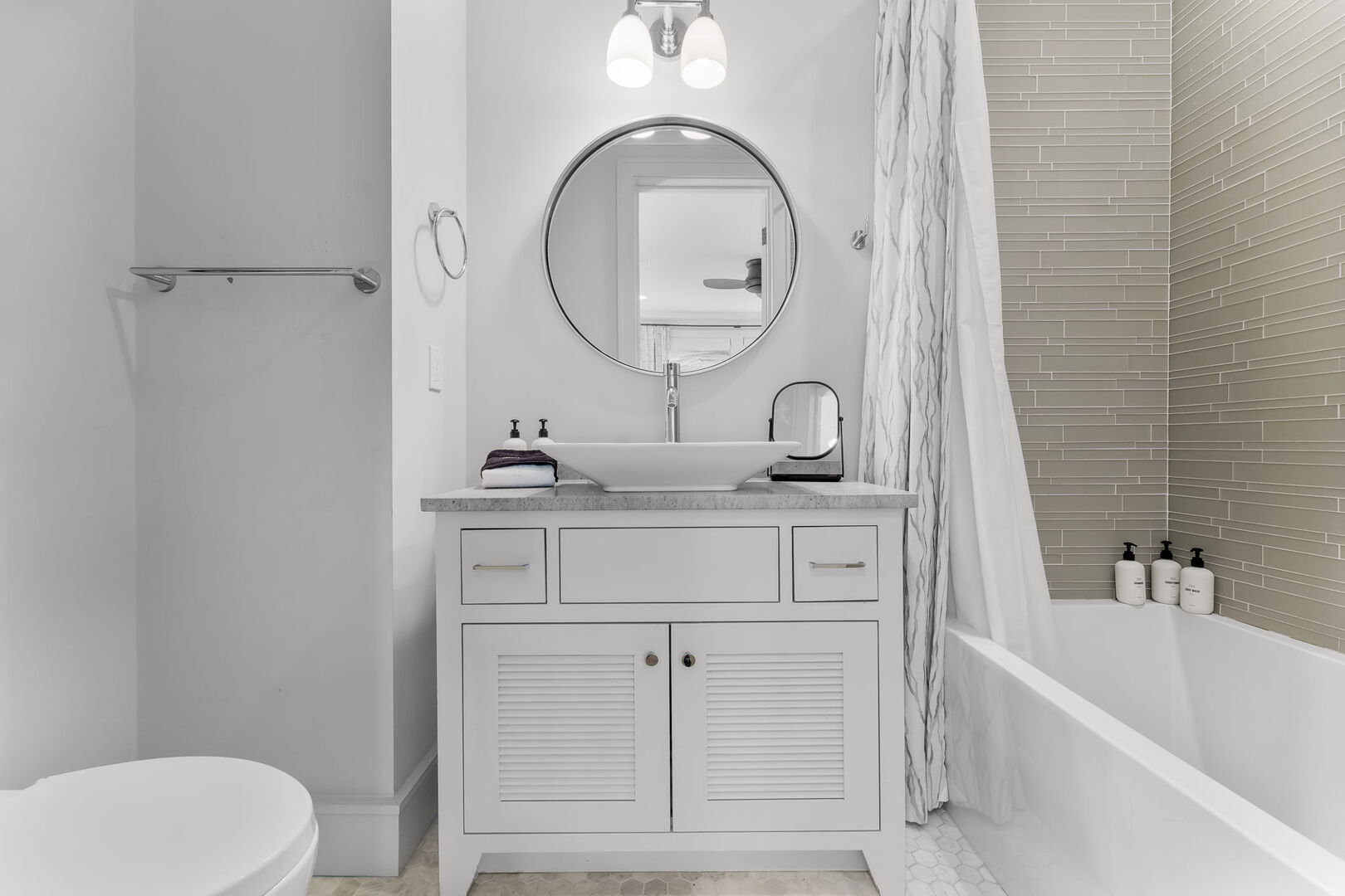 Bathroom features shower/tub combo.