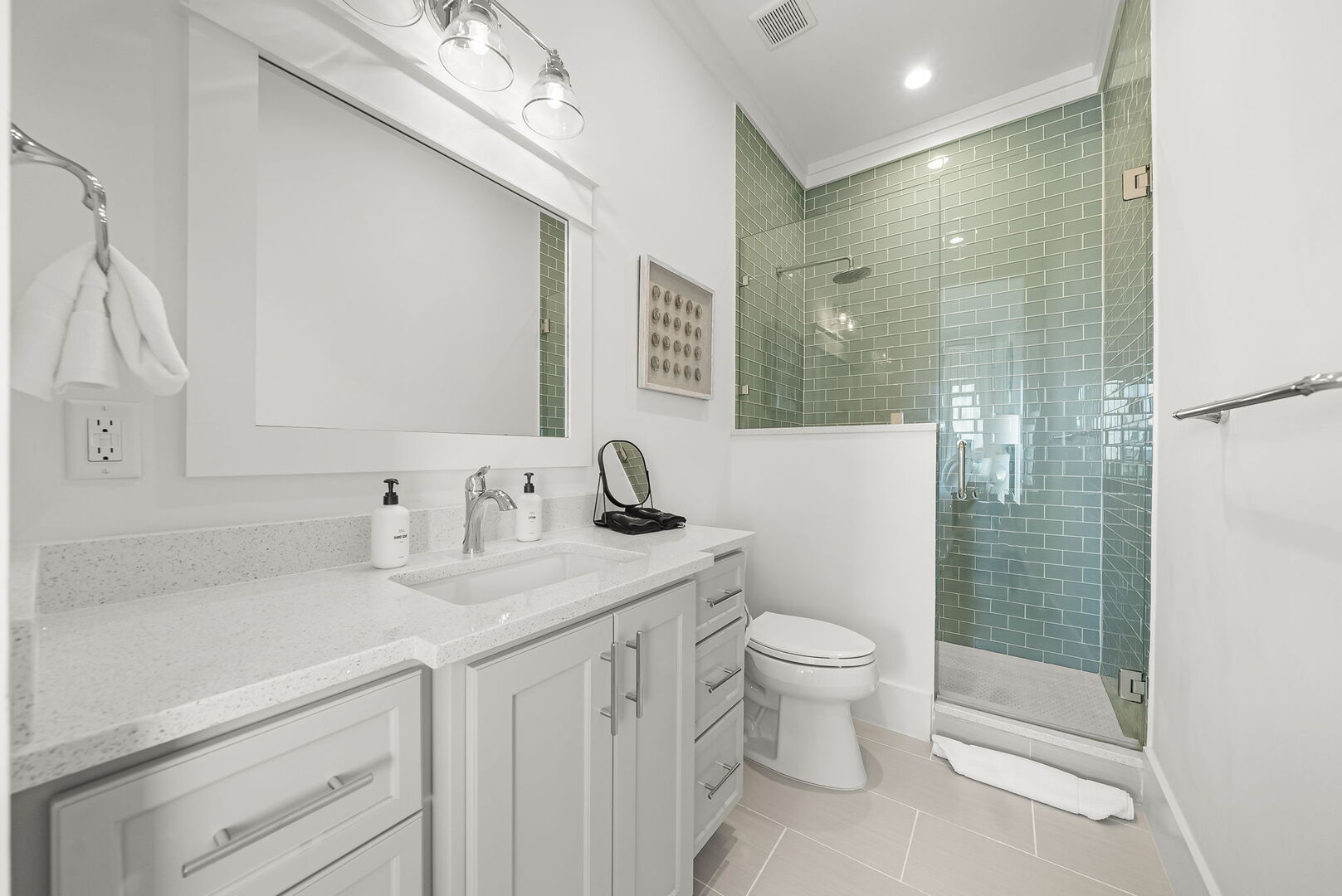 Ensuite features a walk-in shower.