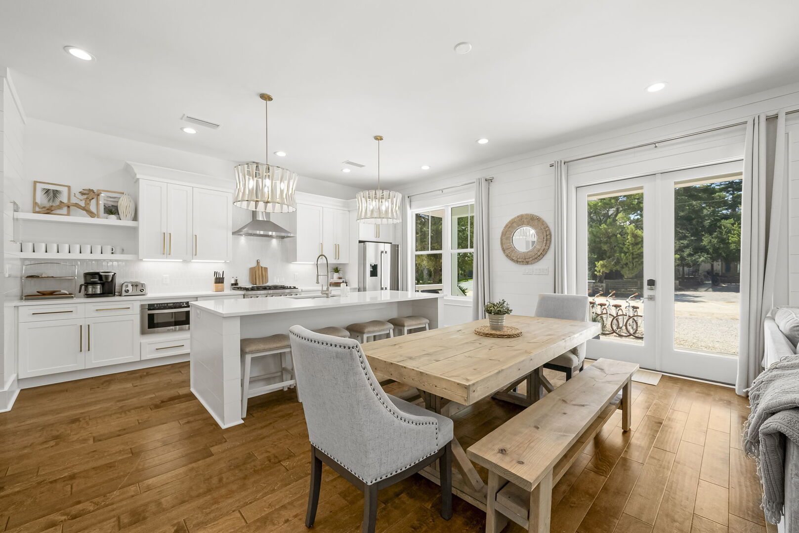 Dining space with seating for 6.