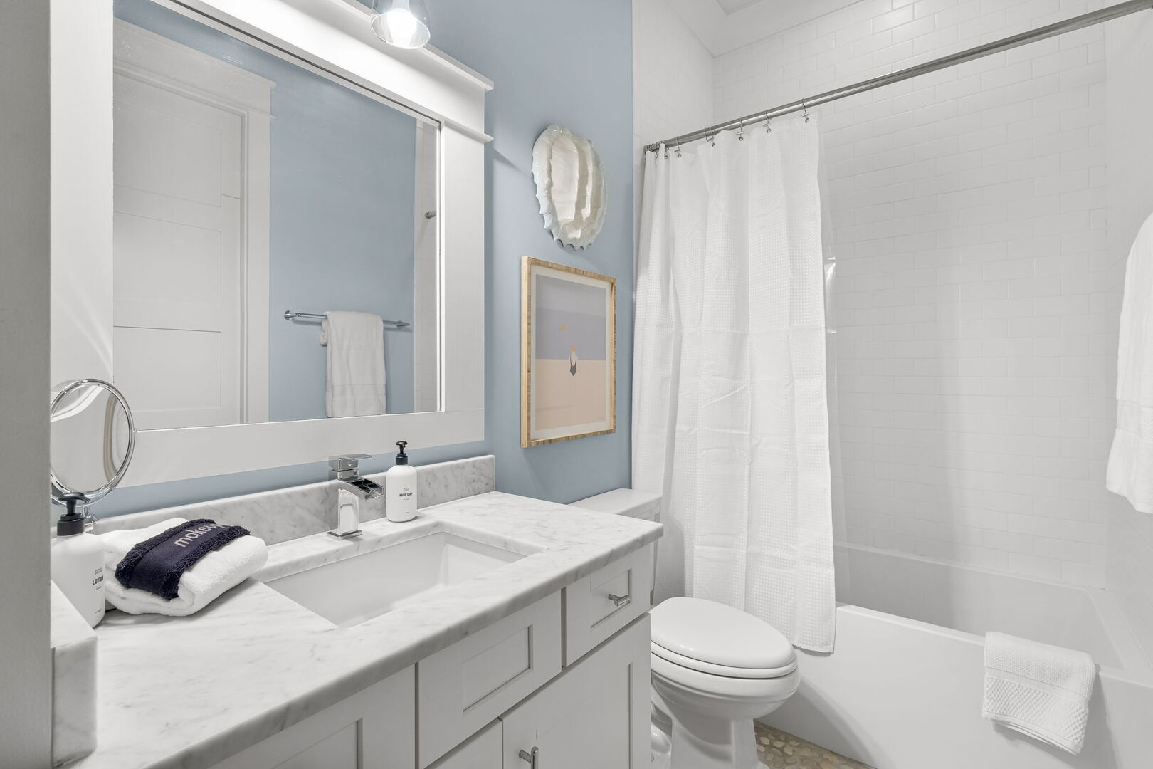 Jack 'n' Jill bathroom, features shower/tub combo.