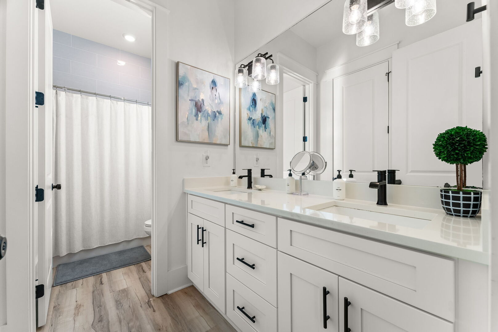 Bathroom features a shower/tub combo.