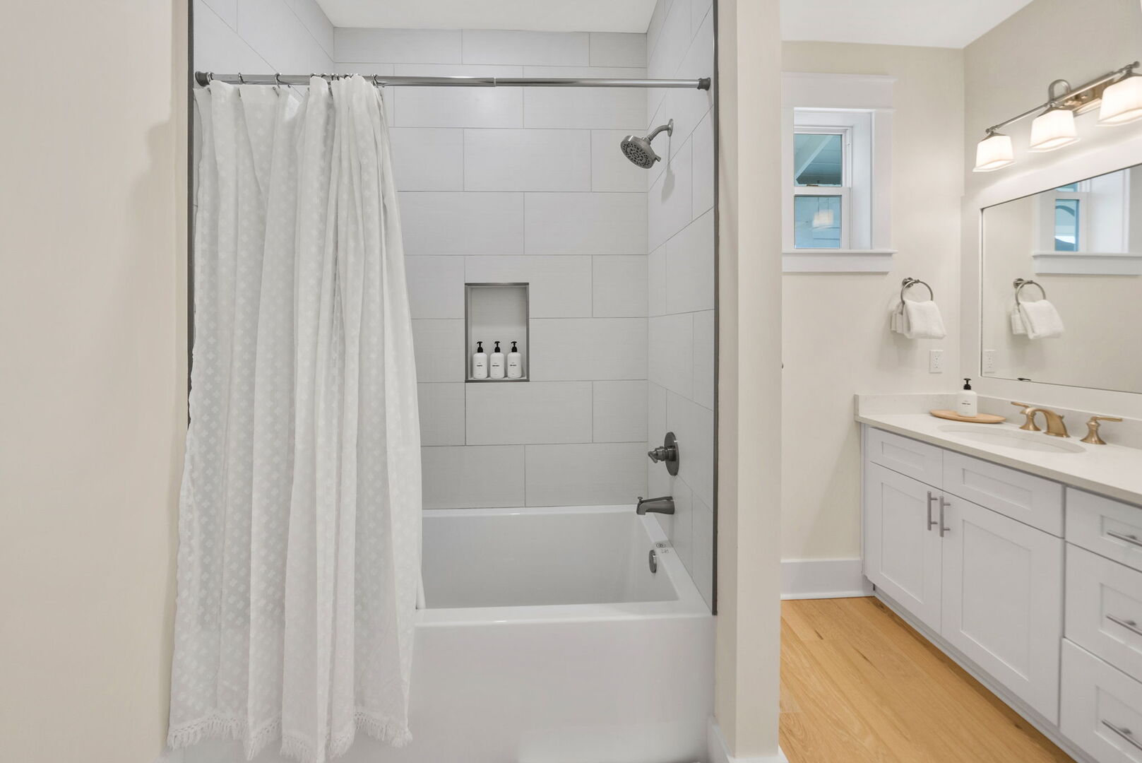 Bathroom features shower/tub combo.
