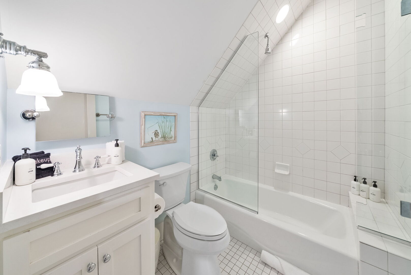 Bathroom features shower/tub combo.