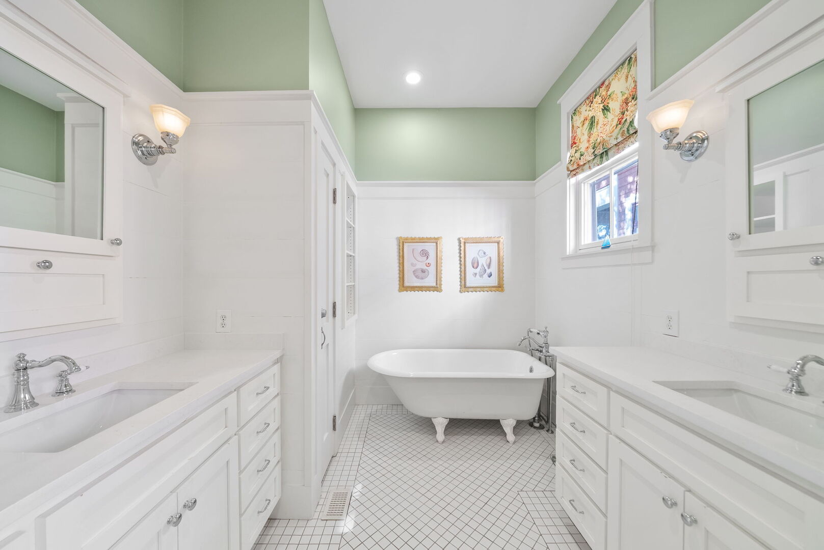 Bathroom features walk-in shower & soaking tub.