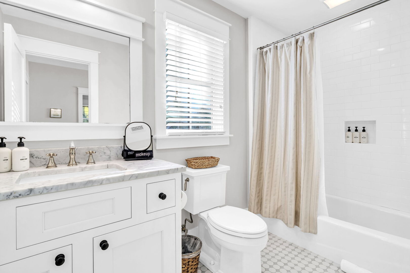 Ensuite features a shower/tub combo.